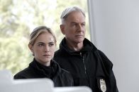 Navy CIS – Ellie Bishop (Emily Wickersham, l.); Leroy Jethro Gibbs ( Mark Harmon, r.)