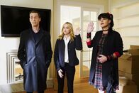 Navy CIS – Abby (Pauley Perrette, r.), Bishop (Emily Wickersham, M.) und McGee (Sean Murray, l.) umschmeicheln Tony DiNozzo Sr. denn alle wollen sein Apartment. Doch wen wird er letztendlich auserwählen?