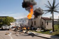 Mayday - Alarm im Cockpit – Dramatische Nachstellung: Am 25. September 1978 wird ein Wohnviertel in San Diego durch den Einschlag einer Boeing 727 ausgelöscht. Die Besatzung des PSA-Flugs 182 befand sich auf dem Weg zur Landung auf dem Lindbergh Field, als sie mit einer privaten Cessna zusammenstieß. Die Ermittler wollen wissen, warum 144 Menschen ums Leben kamen, obwohl die Besatzung des Boeing-Flugzeugs angewiesen wurde, nach der Cessna Ausschau zu halten, und berichtet hatte, sie nur wenige Minuten vor dem Aufprall gesehen zu haben. (Photo Credit:
