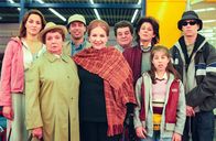 O Palmenbaum – L-R: Kati (Martina Gedeck), Omama (Inge Konradi), Jonas (Gregor Bloéb), Lilibet (Johanna von Koczian), Joe (Erwin Steinhauer), Luiserl (Mona Seefried), Sissi (Mariella Hahn), Gregor (Thomas Beyrhofer).