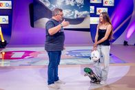 1, 2 oder 3 – Skaterin Lilly Stoephasius (r.) erklärt Elton (l.), wie sie für Olympia trainiert.