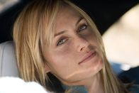 Gamer – Als ihr Mann zum Tode verurteilt wird, gerät ihr Leben völlig aus den Fugen: Angie (Amber Valetta) ...