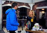 Rote Rosen – ARD ROTE ROSEN FOLGE 1689 Uhr im ERSTEN. Lisa (Daniela Wutte, r.) redet Ole (Patrik Fichte, l.) ein, dass Tine ihnen ein Geschäft vermiest hat.