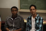 Community – Annie tritt dem psychologischen Forschungsteam von Professor Duncan bei und benutzt Abed (Danny Pudi, r.) und Troy (Donald Glover, l.) als ihren ersten Versuchskaninchen ...