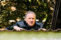 Hubert ohne Staller – Girwidz (Michael Brandner) wagt einen Blick über die Hecke des Ruhestörers.
