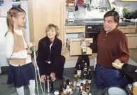 Mutter kommt in Fahrt – Der frühpensionierte Herbert (Elmar Wepper) erklärt seiner Frau Eva Maria (Gila von Weitershausen) und Enkelin Luise (Zoe Welsch), wie er nun den Haushalt nach "praktischen" Gesichtspunkten reorganisieren kann.