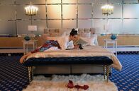 Tage mit Naadirah – Naadirah (Kenda Hmeidan) ist das Leben im Luxus gewöhnt. Viel lieber würde sie jedoch einfach frei fotografieren, was ihr vor die Linse kommt.
