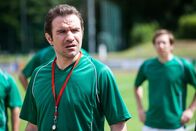 Hubert und Staller – Trainer Stefan Schneider (Urs Fabian Winiger) ist entsetzt über den Tod des Torwarts Andreas Sonnleitner.