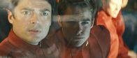 Star Trek – Als "Pille" (Karl Urban, l.) Kirk (Chris Pine, r.) an Bord des neuen Raumschiffes" Enterprise" schmuggelt, ahnt er nicht, dass im All ein rachsüchtiger Anti-Förderationsgegner auf sie wartet, der kein Pardon kennt ...