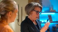 Rote Rosen – Victoria (Caroline Schreiber m.) entwickelt bedrohliche Symptome und eilt ins Krankenhaus. Britta (Jelena Mitschke) nimmt sich ihr an und stellt fest, dass Victoria (Caroline Schreiber m.) ihre Nahrungsergänzungsmittel falsch dosiert hat.