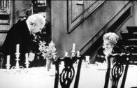 Dinner for One oder Der neunzigste Geburtstag – Von links: James (Freddie Frinton) und Miss Sophie (May Warden).