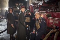 The Halcyon – Emma Garland (Hermione Corfield, 2.v.l.)