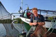 Der Rhein von oben – Gerhard Steinling ist Fischer im Nebenberuf, denn leben kann von der Fischerei auf dem Rhein heute niemand mehr. Karpfen, Zander, Hecht und manchmal auch Wels landen in seinem Netz.