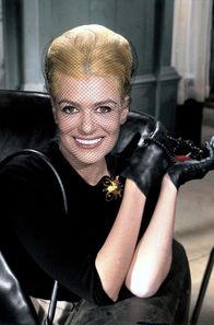 Topkapi – Elizabeth Lipp (Melina Mercouri) ist eine reiche Amerikanerin, die leidenschaftlich gerne wertvolle Schmuckstücke und Edelsteine fälscht.