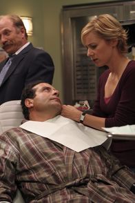 Monk – Natalie (Traylor Howard, r.) ist ganz besorgt um ihren Boss Adrian (Tony Shalhoub, M.), den sie zusammen mit Captain Leland Stottlemeyer (Ted Levine, l.) gefesselt am Zahnarztstuhl vorfindet.