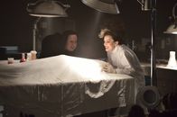 Man Seeking Woman – Igor (Matt Lucas, l.); Liz (Britt Lower, r.)