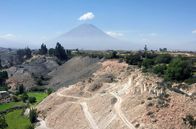 Leben mit Vulkanen – Sillar, das helle Vulkangestein, aus dem der historische Teil der Stadt erbaut wurde, wird auch heute noch in einigen Steinbrüchen in Arequipa abgebaut.