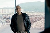 Blutholz – Hans Schüssler (Joachim Król) soll den Fall eines vermissten Managers einer Holz-Firma in den rumänischen Karpaten aufklären und gerät dabei in einen Sumpf aus Korruption, Geldgier und Umweltverbrechen.