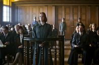 Babylon Berlin – ab 9. Oktober 2020, 20:15 Uhr online first in der ARD Mediathek Greta (Leonie Benesch, Mitte ) erwartet ihr Urteil