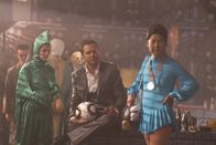 Community – Am Greendale Community College herrscht Zombie-Alarm: Britta (Gillian Jacobs, l.), Jeff (Joel McHale, M.) und Senor Chang (Ken Jeong, r.) ...