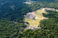 Unser Universum – Die Azteken tendierten dazu, ihren Haupttempel von Osten nach Westen auszurichten. Insbesondere bei Tenochtitlans Großem Tempel sind die beiden Schreine so positioniert, dass zur Sonnenwende die Sonne direkt zwischen ihnen aufgeht.