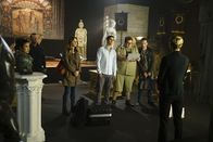 Scorpion – v.l.n.r.) Happy (Jadyn Wong, l.), Cabe (Robert Patrick), Paige (Katharine McPhee), Walter (Elyes Gabel), Sylvester (Ari Stidham), Toby (Eddie Kaye Thomas) auf einen einfachen Auftrag im Naturkundemuseum von Los Angeles, doch dann kommt alles ganz anders ...