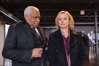 The Strain – Bürgermeister Lyle (Ron Canada, l.) bittet Justine Feraldo (Samantha Mathis, r.) darum, den Menschen in den anderen Stadtteile New Yorks mit ihren furchtlosen Maßnahmen ebenfalls Hoffnung zu schenken, aber die Vampire werden nicht so schnell aufgeben ...