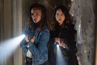 The Rookie – In einem stillgelegten Krankenhaus machen sich Detective Nyla Harper (Mekia Cox, l.) und Officer Angela Lopez (Alyssa Diaz, r.) auf die Suche nach dem zweiten Serienkiller.