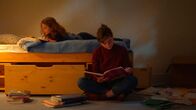 Petite Maman – Nelly (l, Joséphine Sanz) ) und ihre Mutter (Nina Meurisse) betrachten deren alten Kinderhefte.