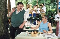 Die Rosenheim-Cops – Ungewöhnlich, dass beide Kommissare gemeinsam in ihrer Freizeit im Biergarten auftauchen (Joseph Hannesschläger, l., Markus Böker, r.).