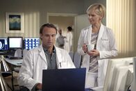 In aller Freundschaft – Dr. Kathrin Globisch (Andrea Kathrin Loewig) erwischt Dr. Martin Stein (Bernhard Bettermann) beim Ansehen eines Heimwerker-Videos. Martins Tochter Marie renoviert gerade ihre erste Wohnung und er will sie mit Tipps unterstützen. Er überlegt sogar, ihr das Video zu schicken. Kathrin sagt ihm, dass er sich damit ziemlich lächerlich machen würde. Martin solle seiner Tochter vertrauen und vor allem solle er ihrer Selbständigkeit nicht im Weg stehen.