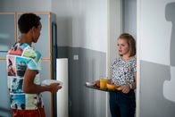Schloss Einstein – Pawel (Noel Okwanga) macht Cäcilia (Carlotta Weide) eine klare Ansage.