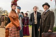 Holmes & Watson – Scharfe Beobachtungsgabe ist Voraussetzung für den Erfolg, l-r: Rebecca Hall als Grace Hart, Lauren Lapkus als Millicent, Will Ferrell als Sherlock Holmes, John C. Reilly als Dr. Watson