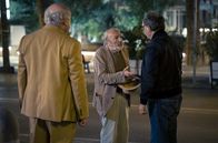 Rückkehr nach Rimini – Ein alter Bekannter: Bagnino (Maurizio Tabani, Mitte) erkennt Peter (Rainer Bock, re.) und Helmut (Karl Fischer) wieder.