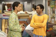Community – Um der Termitenbekämpfung zu entgehen, bauen Abed (Danny Pudi, l.) und Troy (Donald Glover, r.) eine Burg aus Kissen, mit fatalen Folgen ...