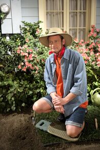 Two and a Half Men – Angeblich behauptet Judith, noch nie so einen guten Lover gehabt zu haben wie Herb (Ryan Stiles) ...
