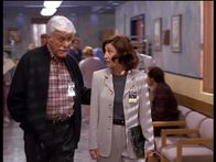 Diagnose: Mord – Nach dem Mord an einem Mitglied der Therapiegruppe befragt Mark (Dick Van Dyke, l.) die Therapeutin Carla.