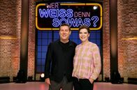 Wer weiß denn sowas? – Als Kandidat:innen zu Gast bei "Wer weiß denn sowas?": Tagesschau-Chefsprecher Jens Riewa (l.) und die Tagesschau-Sprecherin Susanne Daubner (r.)
