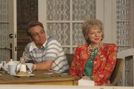 How I Met Your Mother – Ted (Josh Radnor, l.) und Karen (Laura Prepon, r.) als Rentner gemeinsam Bridge spielend auf der Veranda? Nein, danke!
