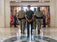Mission: Impossible - Rogue Nation – Vom Syndikat wird Ethan Hunt (Tom Cruise, M.) festgenommen, als er von einer heiklen Mission zurückkehrt. Die Organisation ahnt nicht, dass er sich nicht so leicht unterkriegen lässt ...