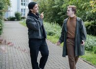neoriginal: Hameln – Auf dem Weg ins Kino neckt Sam Mannheimer (Jonathan Elias Weiske, l.) seinen tauben Bruder Jannik (Constantin Keller, r.) in Gebärdensprache, weil der seit etwa einer Woche jede Nacht denselben Traum hat. Die beiden ahnen nicht, welche Bedeutung dieser Traum noch haben wird.