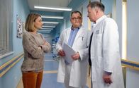 In aller Freundschaft – Anja Roth (Julia Becker, li.) muss Dr. Roland Heilmann (Thomas Rühmann, re.) und Hans-Peter Brenner (Michael Trischan, 2.v.re.) sagen, dass sie sich ihre Mühen sparen können, da ihr Bruder Boris simuliert. Er wollte sich schlicht nur auf ein Filmrollenangebot eines schwer kranken Patienten vorbereiten. Hans-Peter konnte tatsächlich kein kardiologisches Problem finden, doch leider etwas anderes.