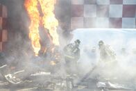 Mayday - Alarm im Cockpit – Feuerwehrleute löschten das Feuer des brennenden Flugzeugs nach dem Unfall.