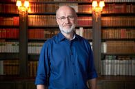 Faszination Universum – Das Wissen, das einmal kilometerlange Regale einnahm, ist heute von jedem PC nur einen Klick entfernt. Wie soll man da den Überblick behalten? Prof. Harald Lesch steht in der Bibliothek von Schloss Jetzendorf, Oberbayern.