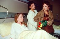 Kommissar Rex – Barbara Ottawa (Cornelia Lippert, re.) hat Silvia Lorenz (Gabriela Benesch, li.) aufgrund des Ringes als Freundin Zauners identifiziert. Elisabeth Böhm (Sabine Petzl, mi.) ermittelt verdeckt.