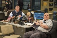 Brooklyn Nine-Nine – Scully (Joel McKinnon Miller, l.); Hitchcock (Dirk Blocker, r.)