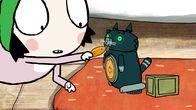 Sarah & Duck – Sarah füttert die Robo-Katze mit Fisch.