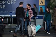 Community – Es heißt Abschied nehmen: Jeff (Joel McHale, l.) bringt seine Freunde zum Flughafen, denn für Annie (Alison Brie, r.) geht es nach Washington zum F.B.I. und für Abed (Danny Pudi, M.) geht es nach Kalifornien als Produktionsassistent bei einer Sitcom ...