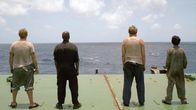 Todesangst ... In der Gewalt von Piraten – Im Indischen Ozean wird ein dänischer Frachter von somalischen Piraten gekapert. Die Crew gerät in Geiselhaft, die Piraten fordern ein hohes Lösegeld. Firmenchef Peter Ludvigsen (Søren Malling) soll sich auf Anraten eines britischen Verhandlungsspezialisten ruhig verhalten. Bald entbrennt jedoch ein gnadenloser Psychokrieg zwischen den Piraten und Ludvigsen, der sich seiner Crew emotional verpflichtet fühlt... Packende Inszenierung des dänischen Regisseurs Tobias Lindholm, der eine brisante Thematik gekonnt in ein großartig gespieltes Drama verpackt.