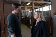 Die Chefin – Vera Lanz (Katharina Böhm, r.) befragt Reitlehrer Peter Ignaz (Max von Thun, l.) zu seiner Beziehung mit dem Todesopfer.